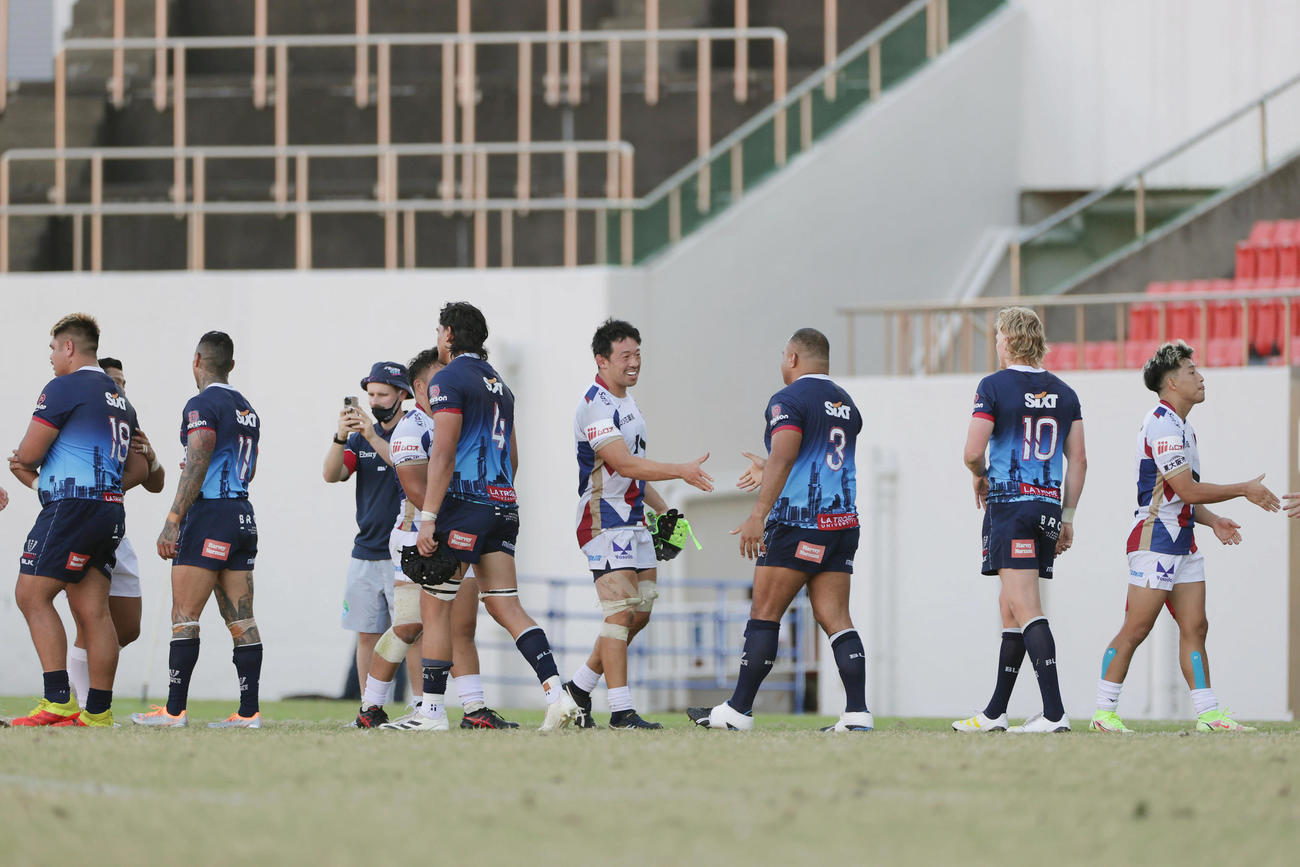 花園近鉄ライナーズ対メルボルンレベルズ　試合を終え、握手を交わす両チームの選手ら（撮影・前田充）