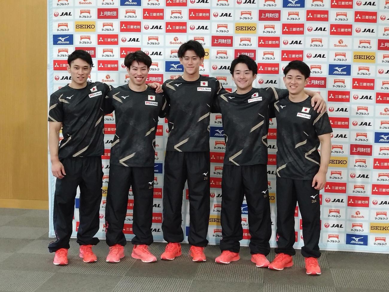体操の世界選手権日本男子代表。左から谷川航、土井陵輔、橋本大輝、神本雄也、谷川翔