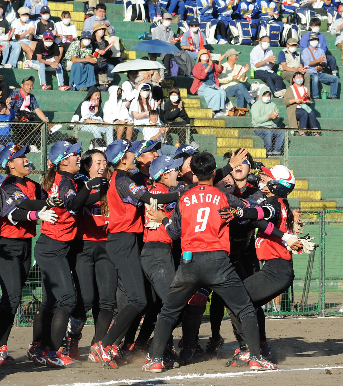 NECプラットフォームズの選手らは、サヨナラ決勝二塁打を放った松本（右端）を歓喜で迎える