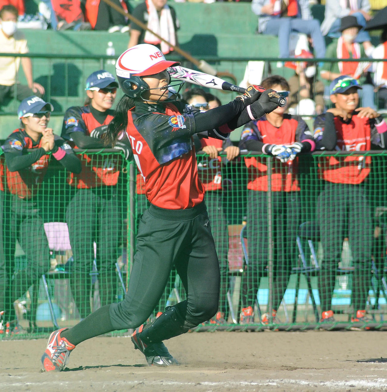 7回裏2死二塁、右中間にサヨナラ決勝二塁打を放つNECプラットフォームズの松本