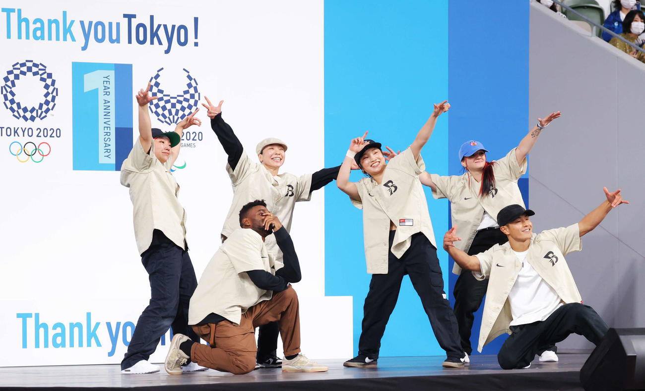 2024パリ五輪新種目のブレイキンを披露したSHIGEKIXこと半井（手前右）ら選手たち（撮影・河田真司）