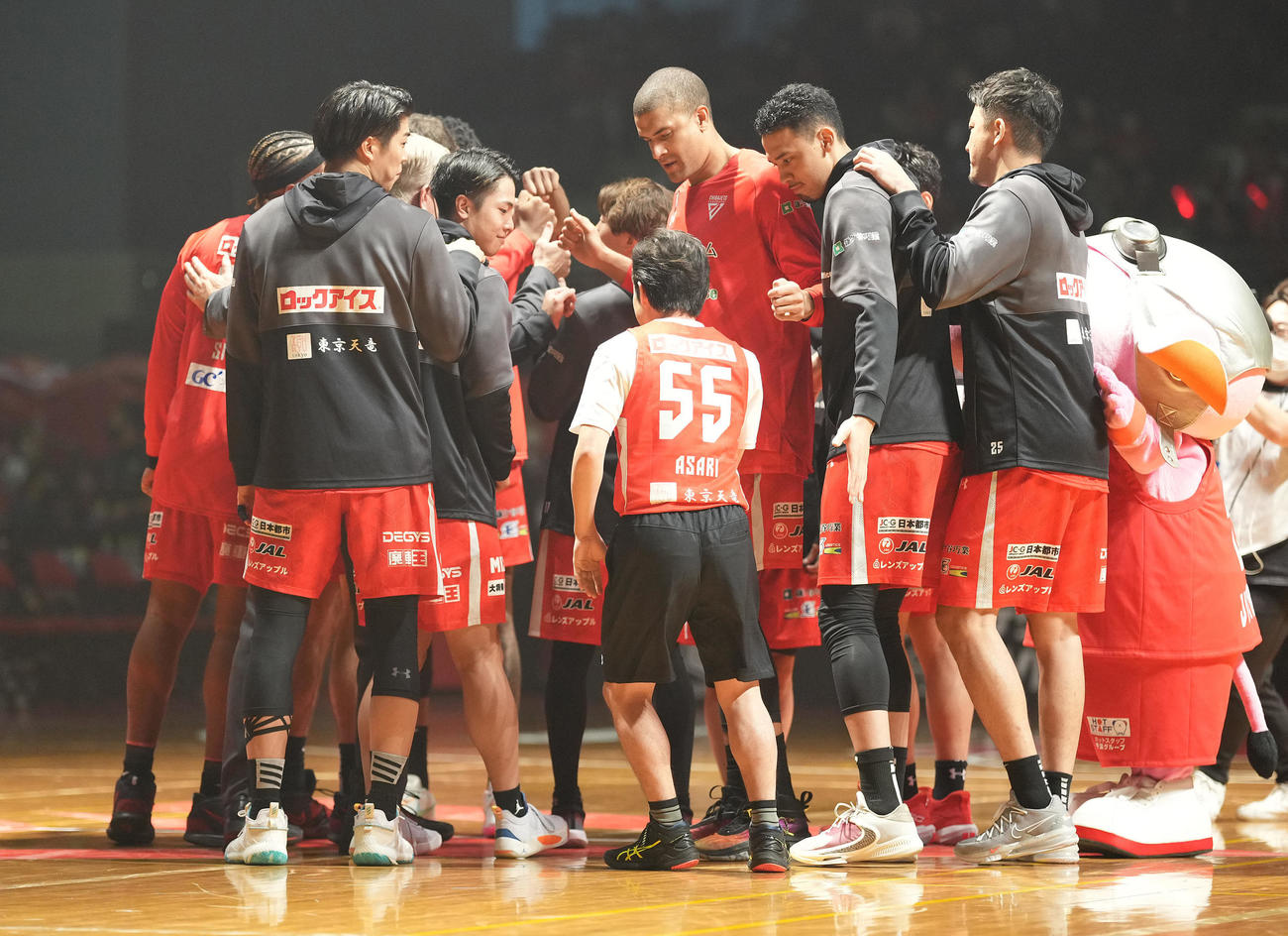 千葉J対SR渋谷　千葉Jと1日限定でプロ契約した浅利陽介（中央）は円陣に入る（撮影・鈴木みどり）