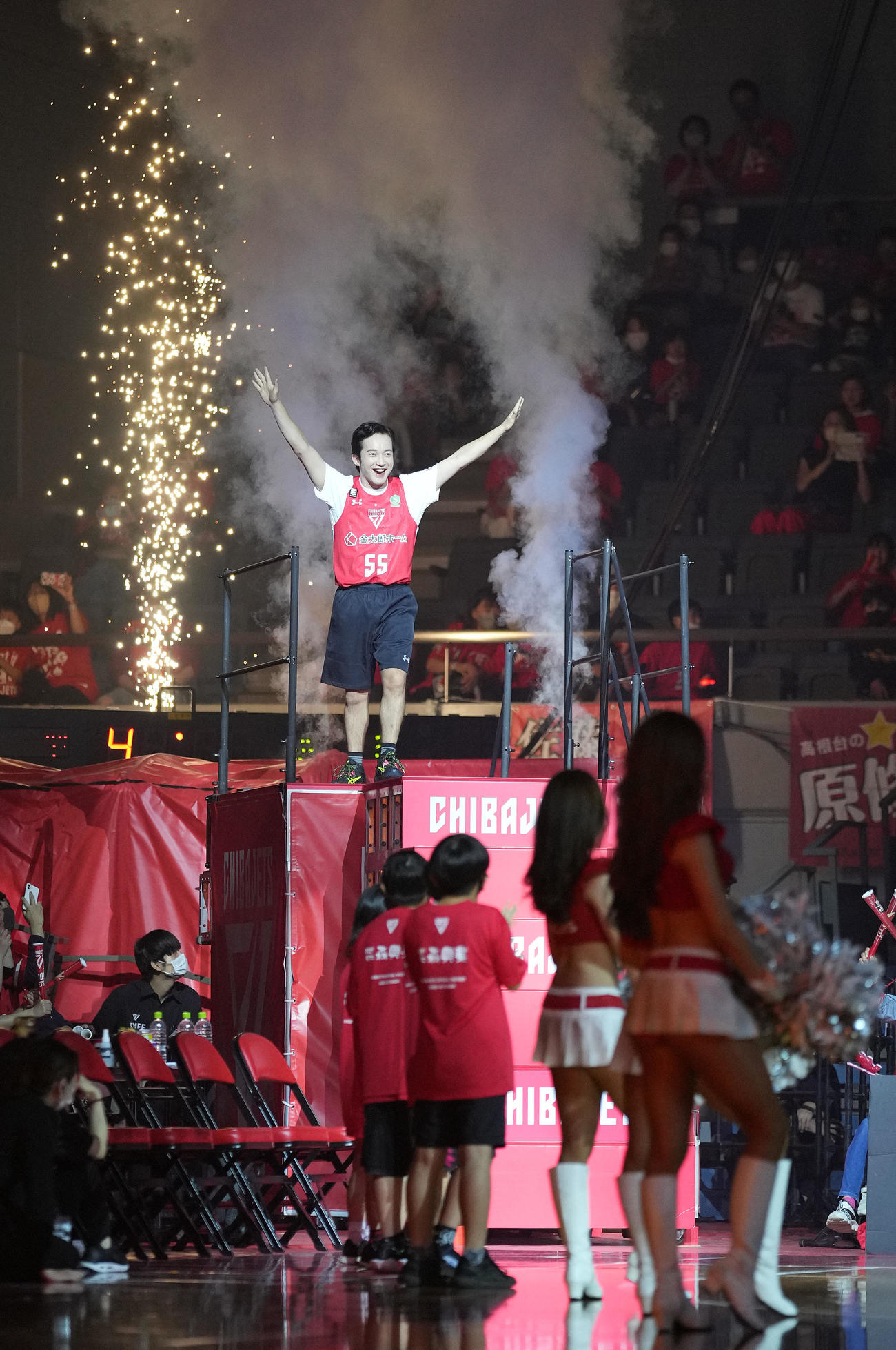 千葉J対SR渋谷　千葉Jと1日限定でプロ契約した浅利陽介は選手入場でポーズを決める（撮影・鈴木みどり）