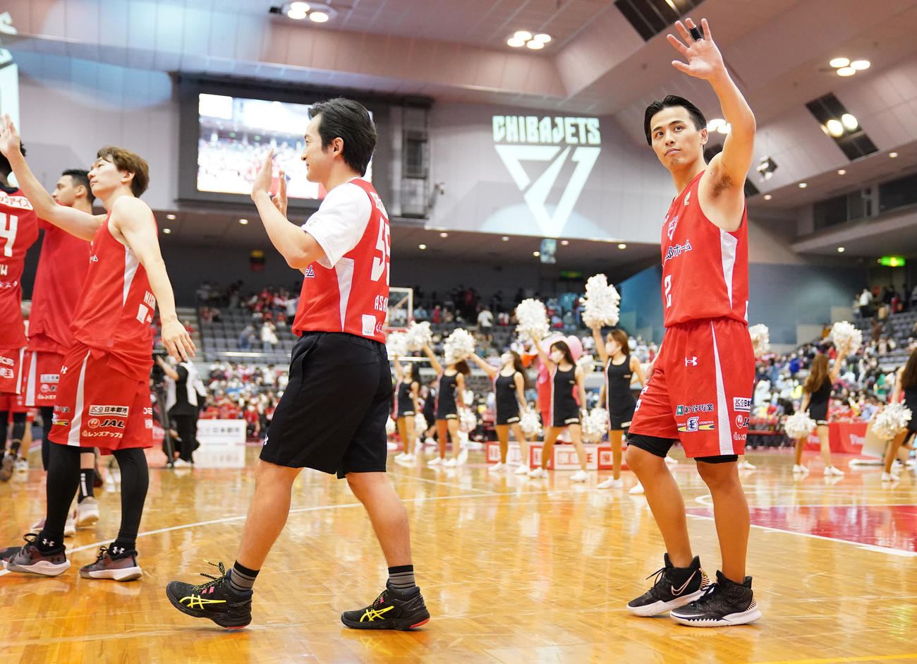 千葉J対SR渋谷　SR渋谷に勝利し、ブースターの声援に応える千葉J富樫（右）と浅利陽介（撮影・鈴木みどり）