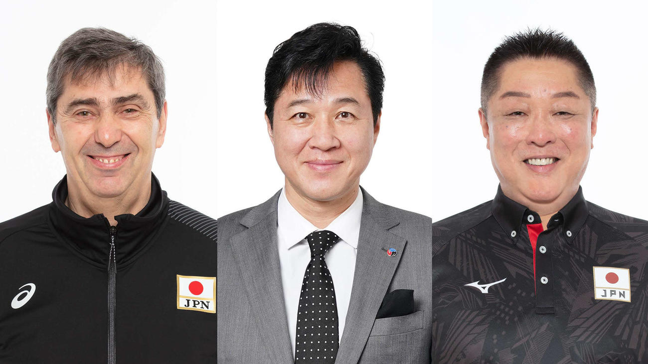 左から男子のフィリップ・ブラン監督、日本バレーボール協会の川合俊一会長、女子の眞鍋政義監督