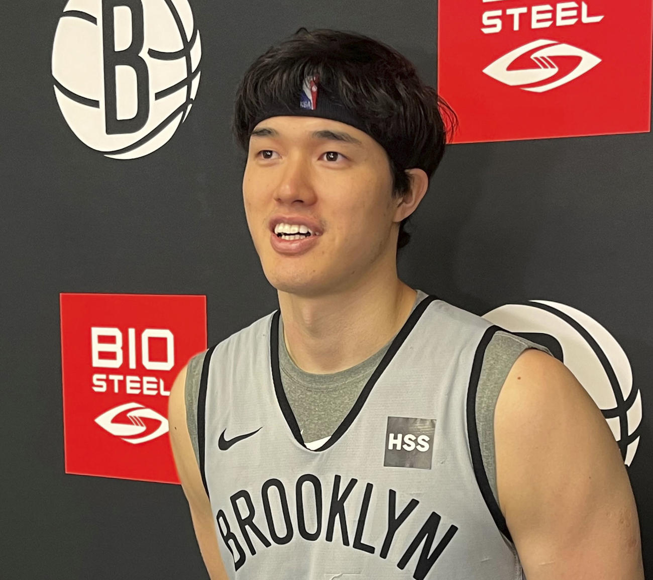 取材に応じるNBAネッツの渡辺雄太（共同）
