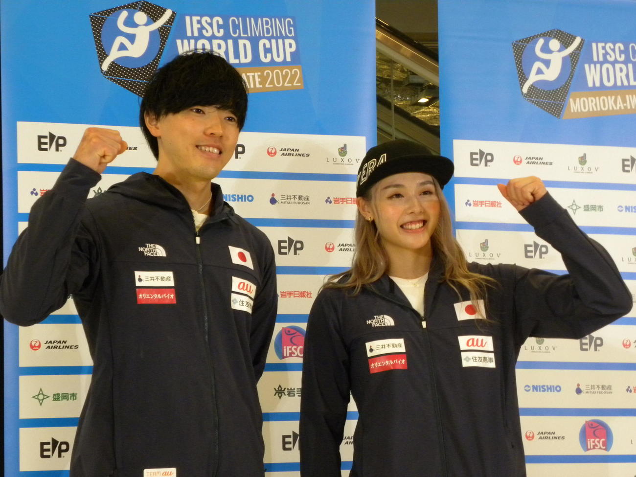 スポーツクライミングのW杯盛岡大会開催記者会見で笑顔を見せる伊藤ふたば（右）と藤井快（撮影・松本航）