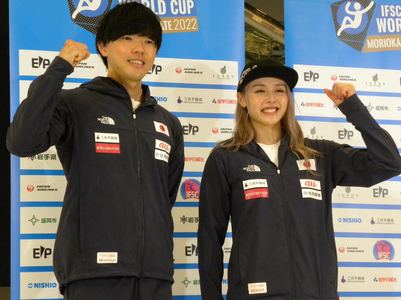 スポーツクライミングのW杯盛岡大会開催記者会見で笑顔を見せる伊藤ふたば（右）と藤井快（撮影・松本航）