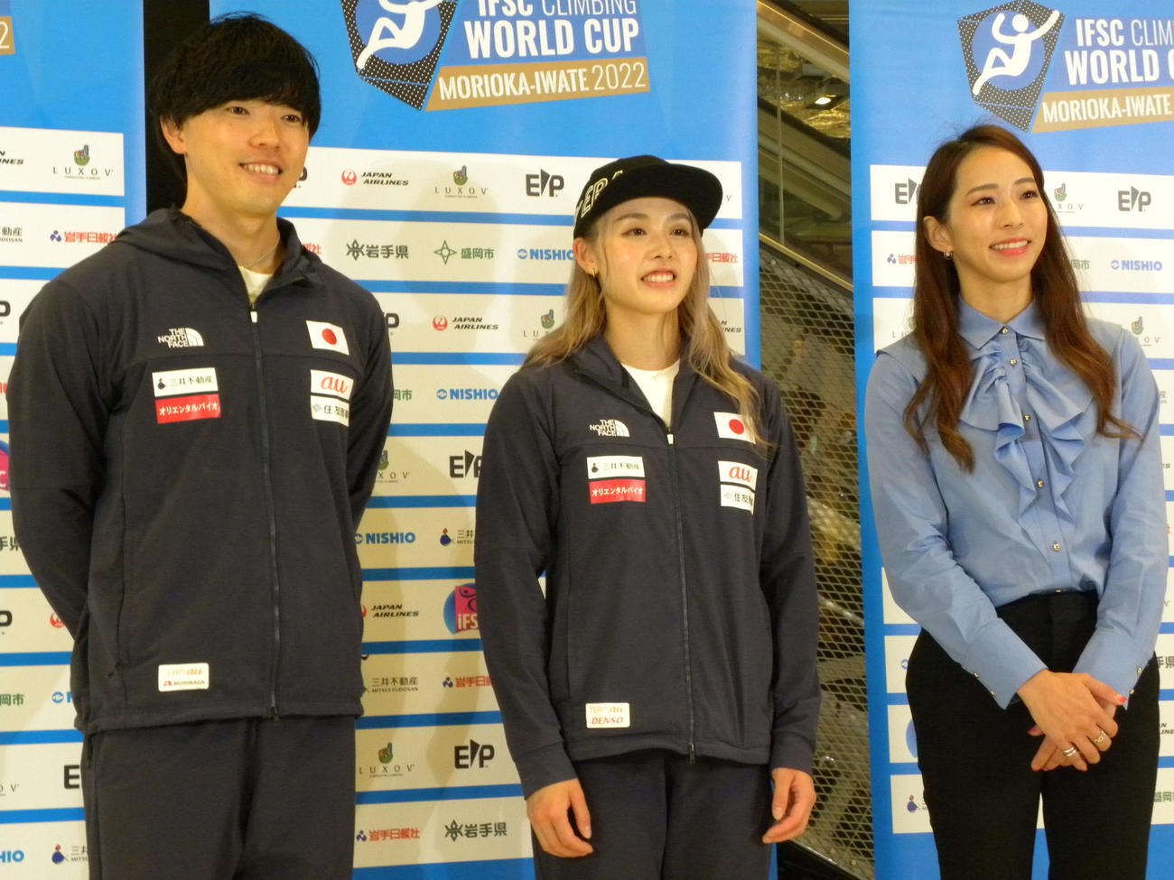 スポーツクライミングのW杯盛岡大会開催記者会見で笑顔を見せる右から野口啓代さん、伊藤ふたば、藤井快（撮影・松本航）