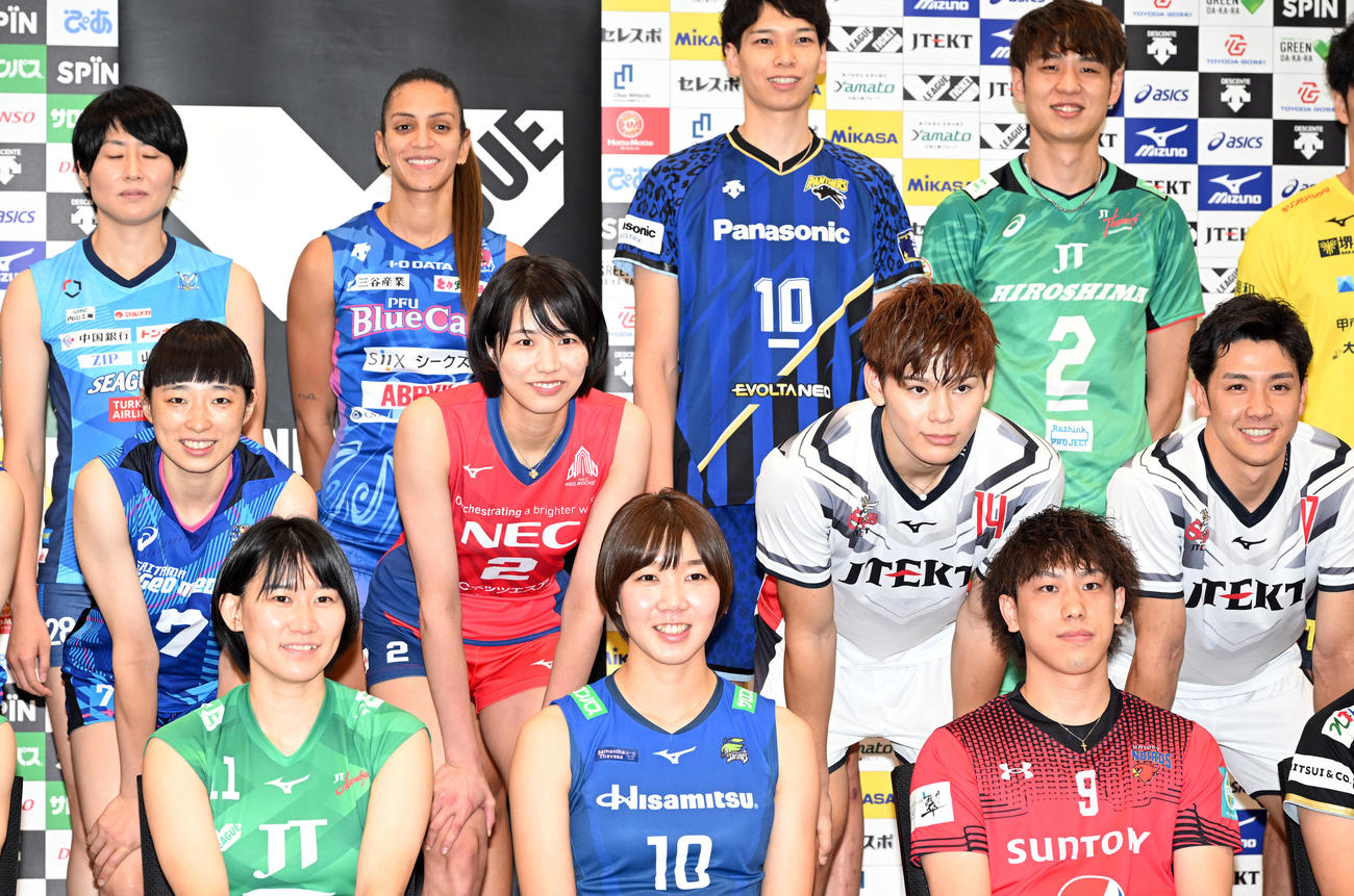 Vリーグ開幕記者会見で記念撮影するNEC古賀（中央左）とジェイテクト西田（同右）ら選手たち（撮影・滝沢徹郎）