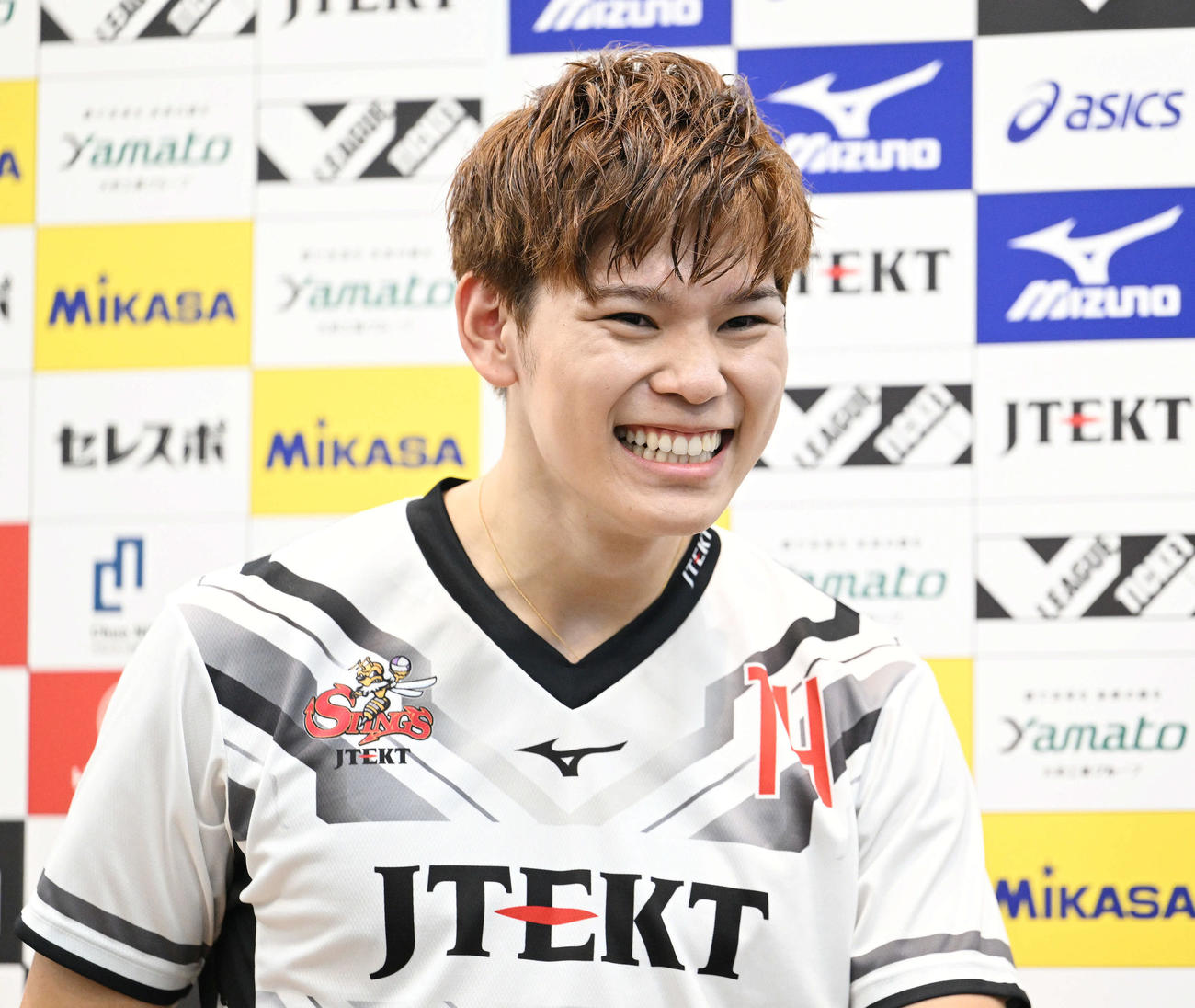 Vリーグ開幕記者会見で報道陣の取材におどけるジェイテクト西田（撮影・滝沢徹郎）