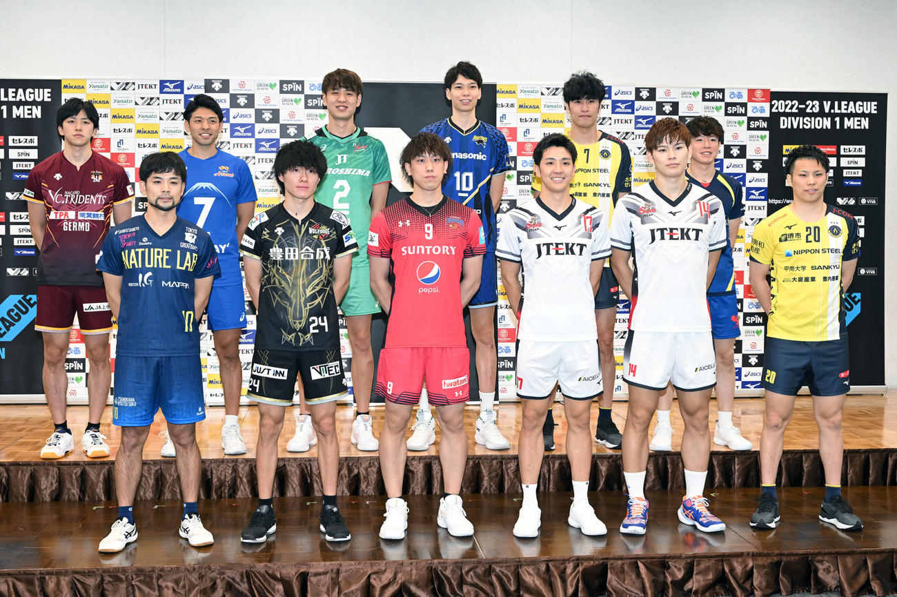 Vリーグ開幕記者会見で記念撮影するV1男子の選手たち。前列左から東京GB古賀、WD名古屋小川、サントリー大宅、ジェイテク本間、ジェイテクト西田、堺山本。後列左から長野VC池田、東レ峯村、JT広島小野寺、パナソニック山内、堺出来田、大分三好久保田（撮影・滝沢徹郎）