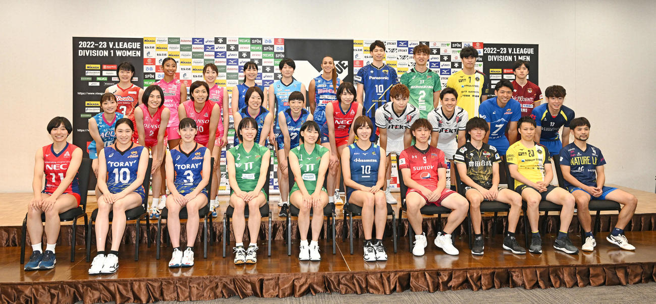 Vリーグ開幕記者会見で記念撮影する選手たち。前列左からNEC古谷、東レ石川、東レ中島、JT林、JT目黒、久光大竹。サントリー大宅、WD名古屋小川、堺山本、東京GB古賀。中列左からKUROBE星加、デンソー横田、デンソー森谷、埼玉上尾内瀬戸、埼玉上尾山岸、NEC古賀、ジェイテクト西田、ジェイテク本間、東レ峯村、大分三好久保田。後列左から日立Astemo長内、姫路宮部、姫路荒谷、トヨタ車体藪田、岡山川島、PFUアコスタ、パナソニック山内、JT広島小野寺、堺出来田、長野VC池田（撮影・滝沢徹郎）
