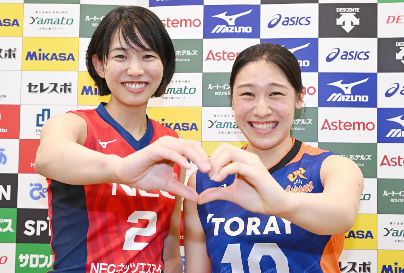 Vリーグ開幕記者会見でハートマークを作るNEC古賀（左）と東レ石川（撮影・滝沢徹郎）