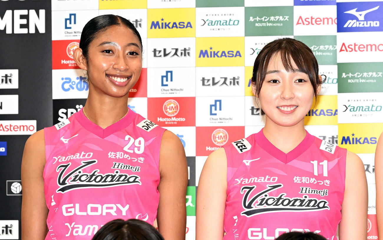 Vリーグ開幕記者会見で記念撮影する姫路宮部（左）と荒谷（撮影・滝沢徹郎）