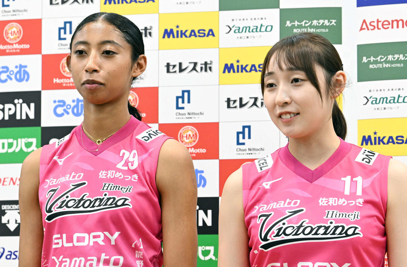 Vリーグ開幕記者会見で報道陣の取材に応じる姫路宮部（左）と荒谷（撮影・滝沢徹郎）