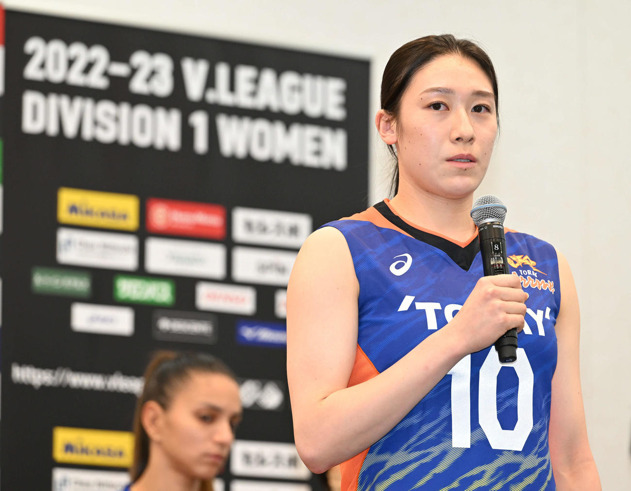 Vリーグ開幕記者会見で質問に応じる東レ石川（撮影・滝沢徹郎）