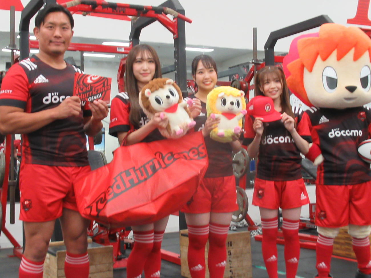 会見に臨んだNTTドコモの杉下主将（左）と左からNMB48の原、加藤、貞野