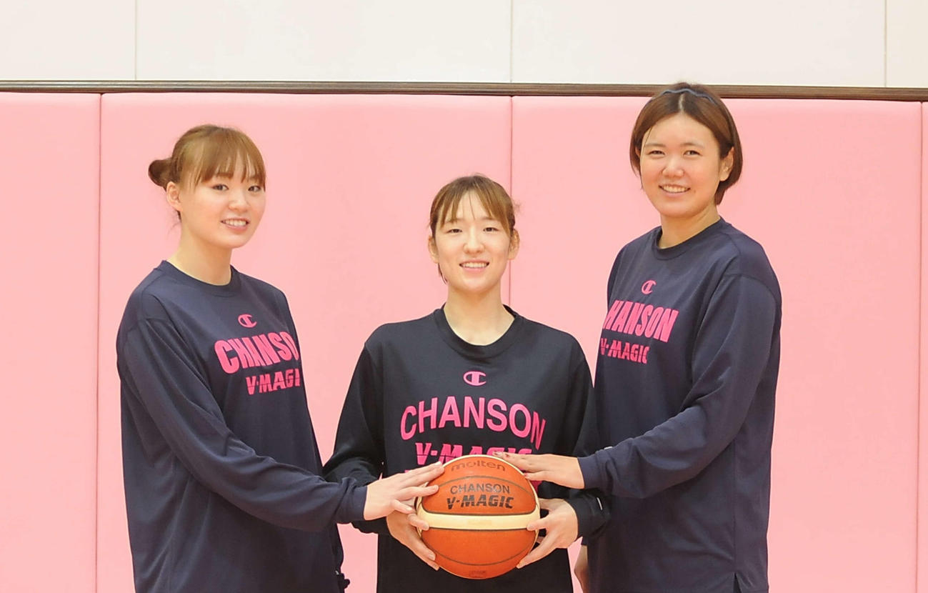 開幕に向けて意気込むシャンソン化粧品の3選手。左から吉田、小池、谷村