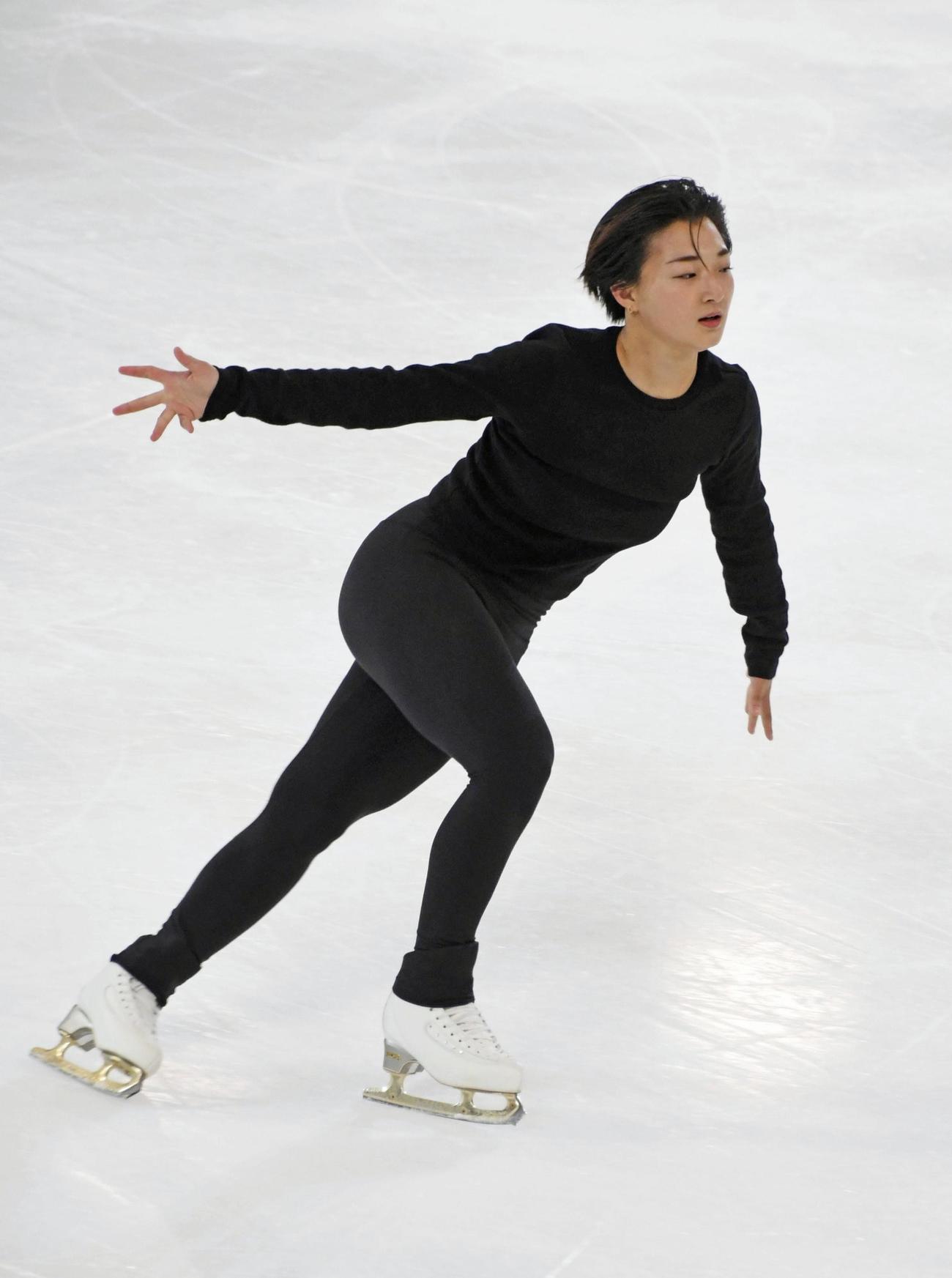 スケートアメリカの公式練習で滑りを確認する坂本花織（共同）