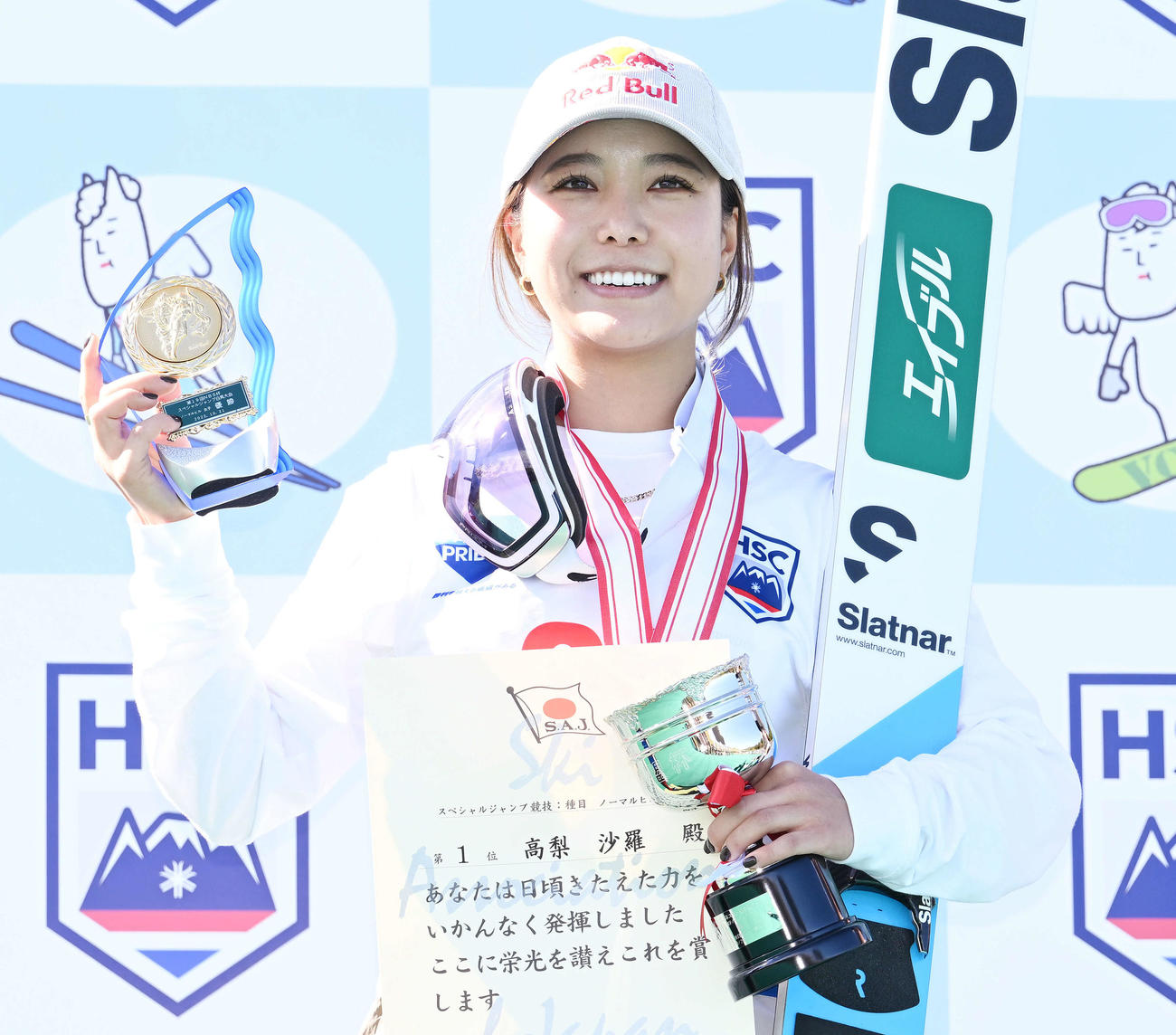 女子ノーマルヒルで優勝し表彰式で記念撮影する高梨（撮影・滝沢徹郎）