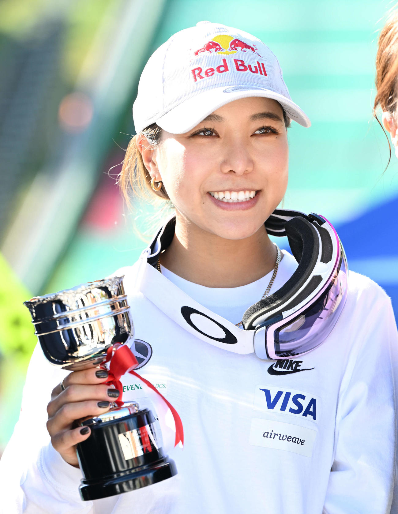 女子ノーマルヒルで優勝しトロフィーを手に笑顔の高梨（撮影・滝沢徹郎）
