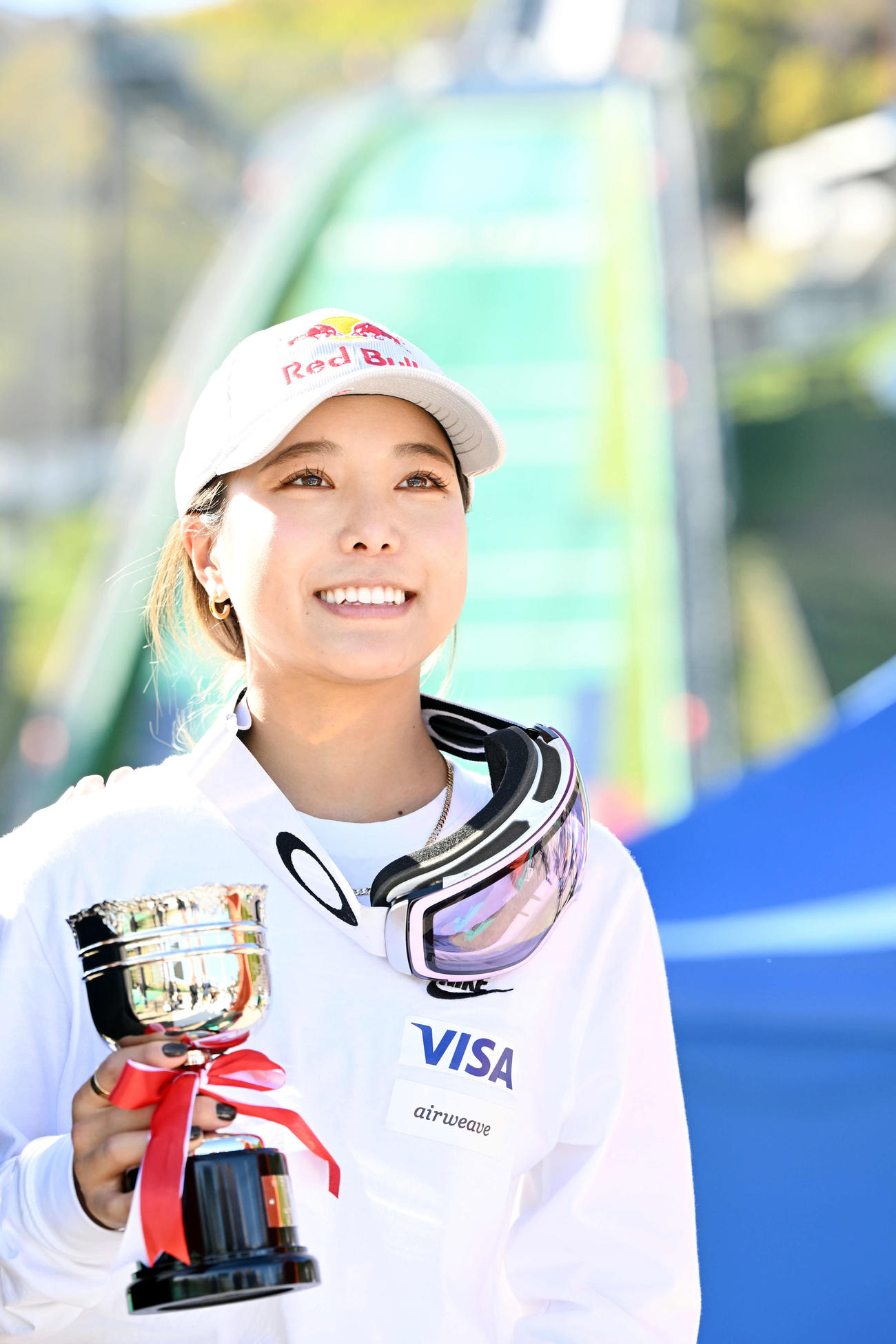 女子ノーマルヒルで優勝しトロフィーを手に笑顔の高梨（撮影・滝沢徹郎）