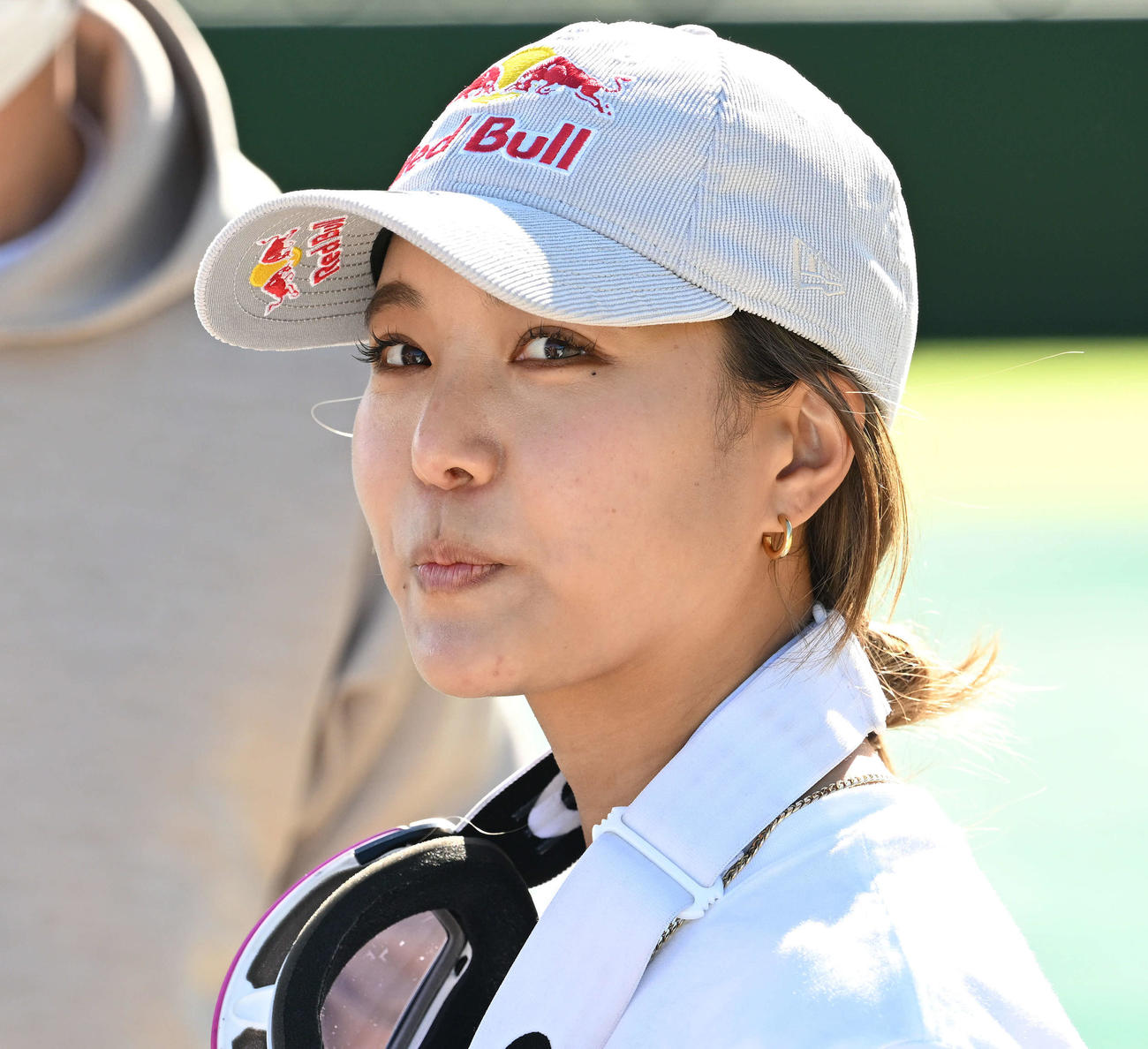 女子ノーマルヒルで優勝し談笑する高梨（撮影・滝沢徹郎）