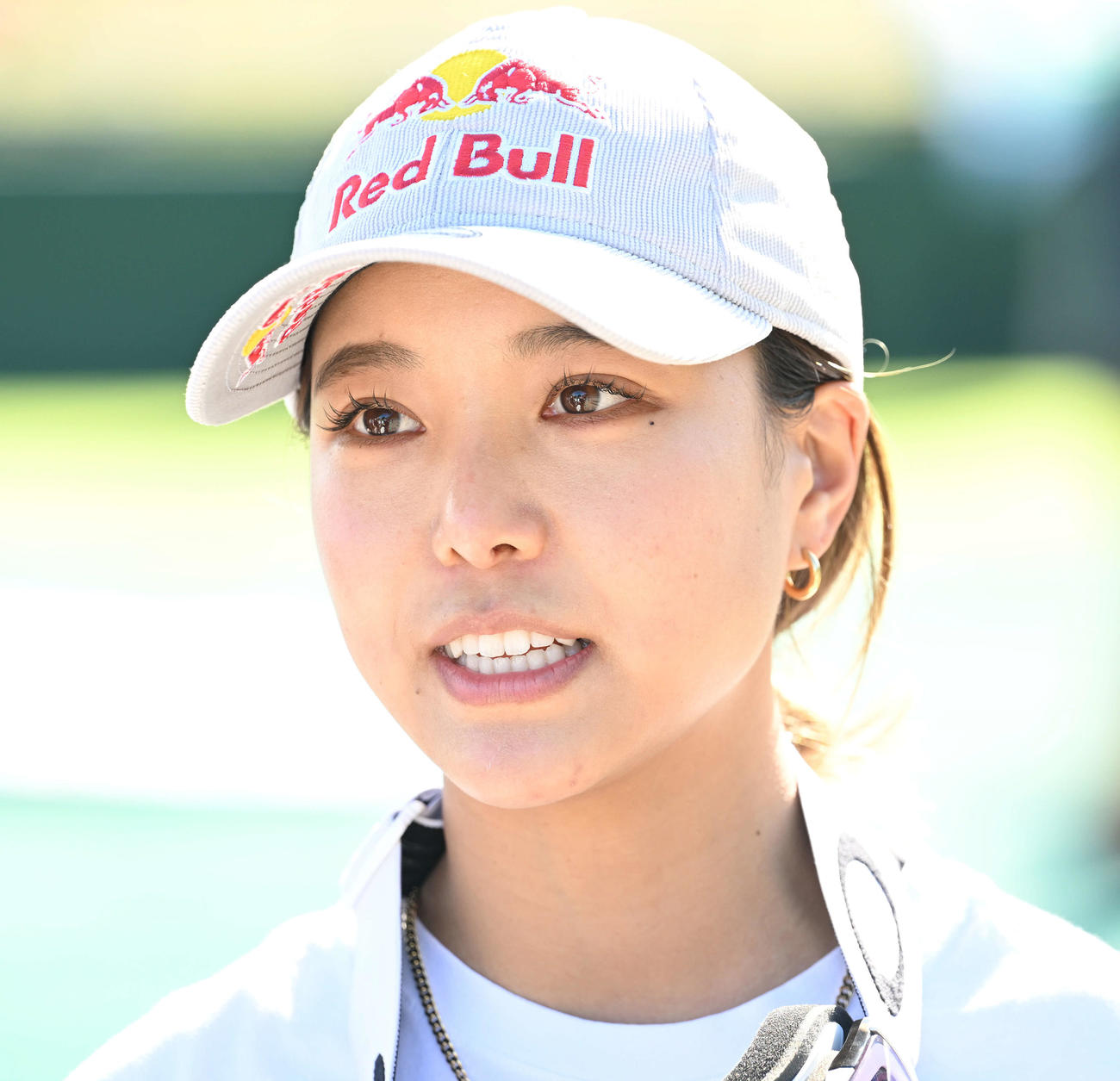 女子ノーマルヒルで優勝し談笑する高梨（撮影・滝沢徹郎）