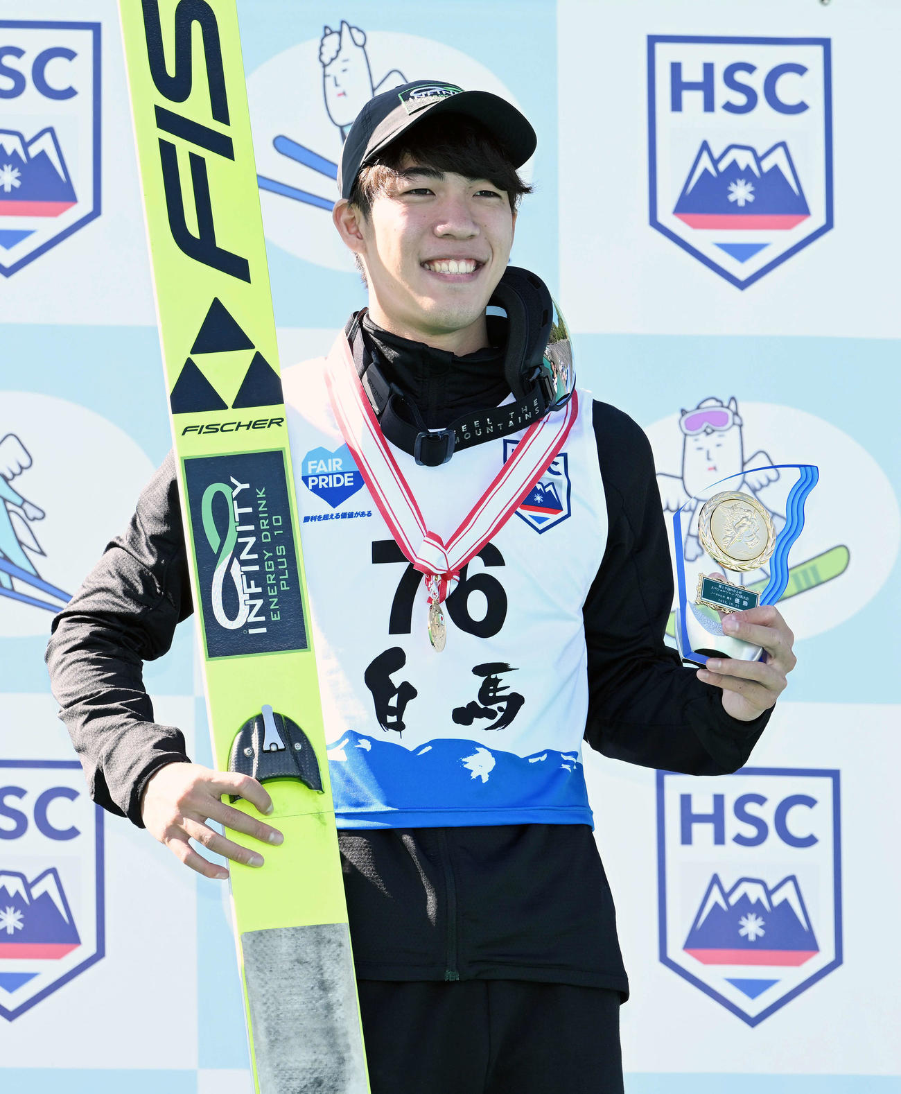 男子ノーマルヒルで優勝し表彰式で記念撮影する二階堂（撮影・滝沢徹郎）