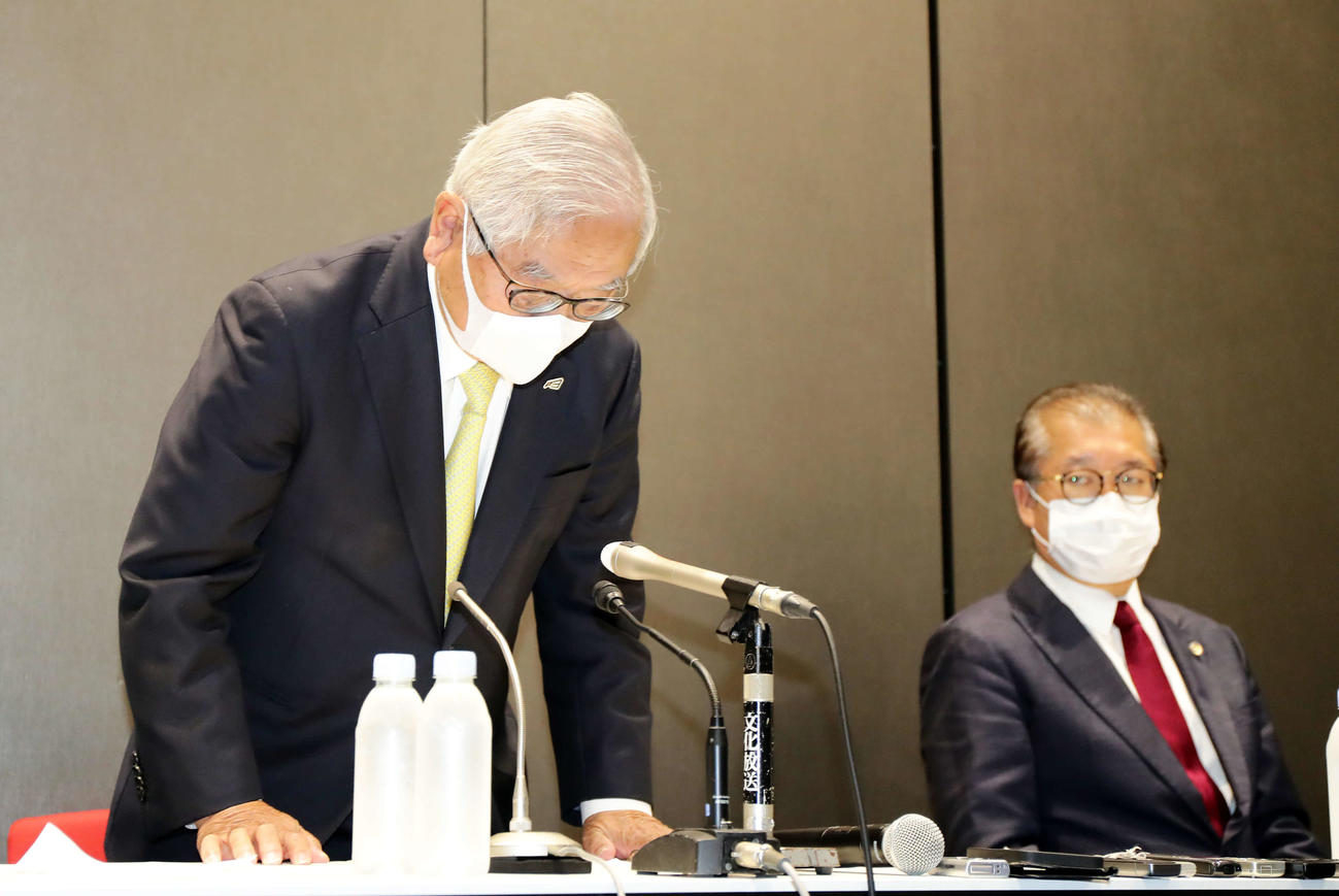 バドミントン協会の不祥事について頭を下げる関根会長。右は顧問弁護士の葉玉氏（撮影・浅見桂子）