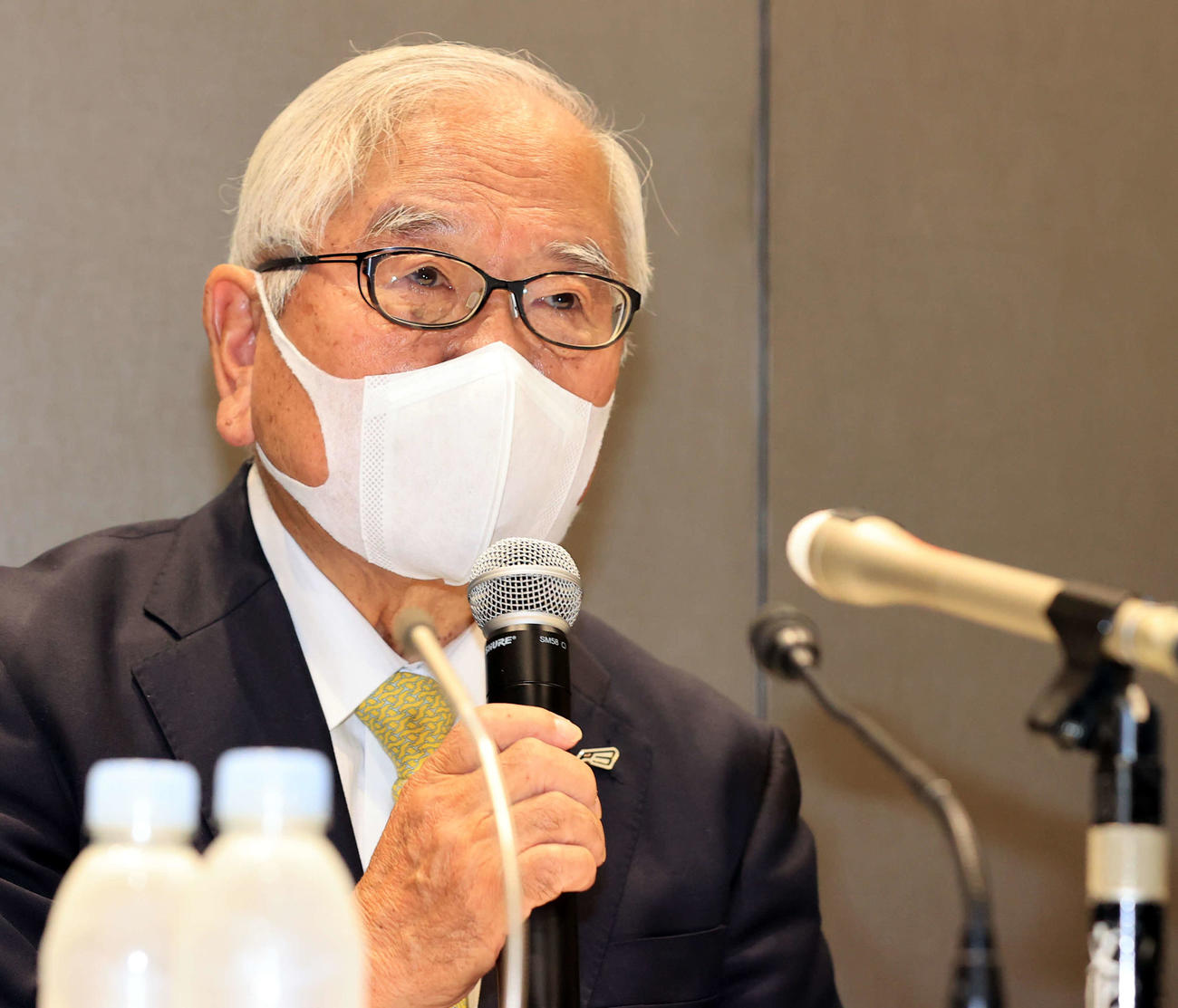 バトミントン協会の不祥事について、処分の説明をする関根会長（撮影・浅見桂子）