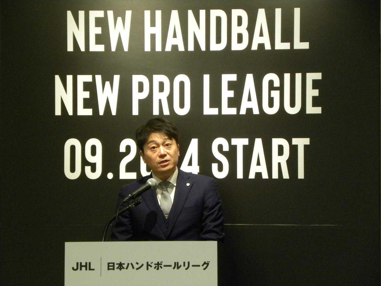 新リーグの参入チームを発表する日本ハンドボールリーグの葦原一正代表理事（撮影・松本航）
