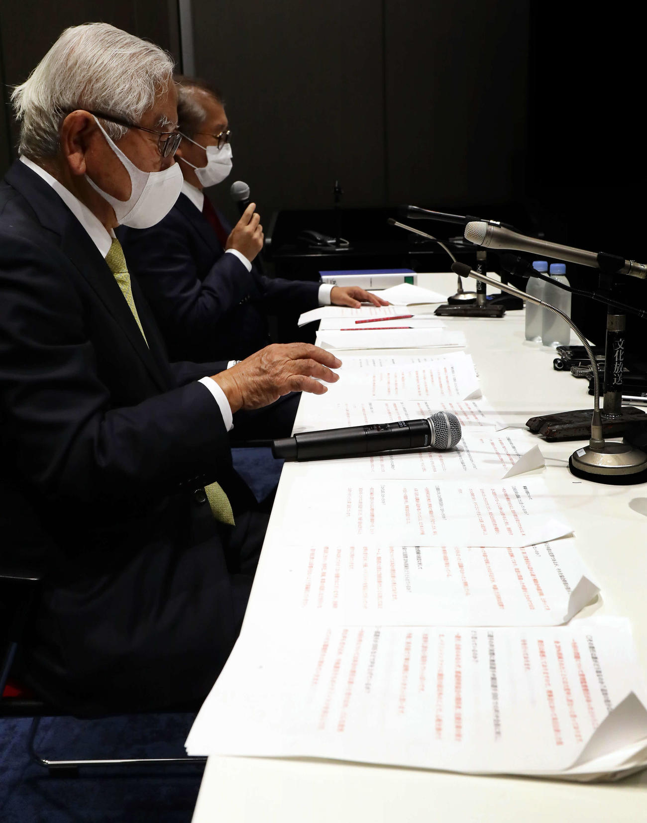 バドミントン協会の不祥事について処分の説明をする関根会長（手前）の机には、長文の文書が置かれた（撮影・浅見桂子）