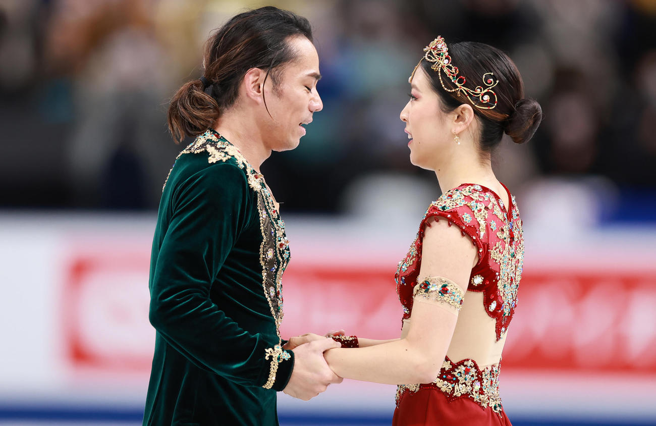 2021年12月25日、全日本選手権アイスダンス・フリーダンスの演技を終え笑顔で言葉を交わす村元と高橋