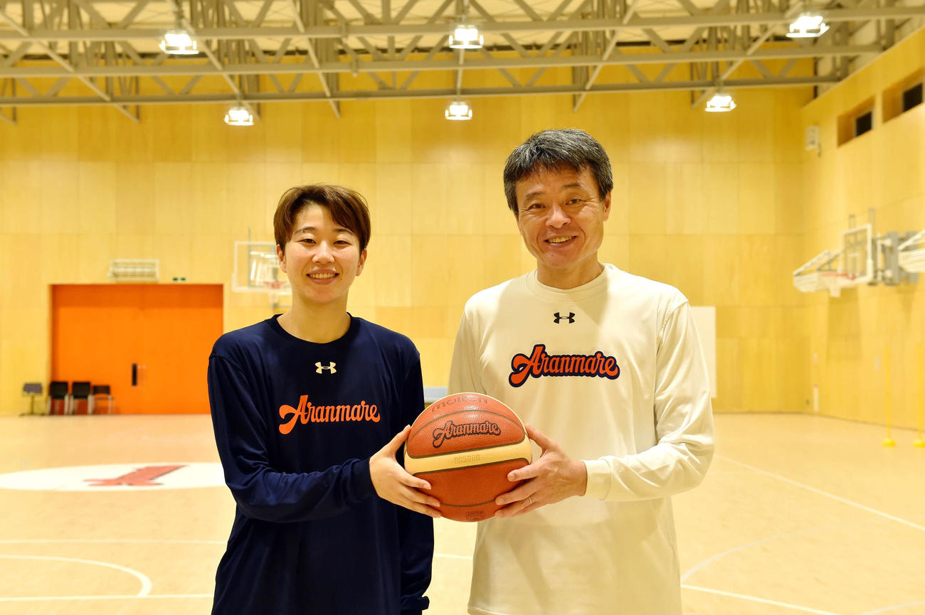 22－23シーズンの躍進を誓ったアランマーレ秋田・河瀬（左）と小嶋HC（撮影・相沢孔志）