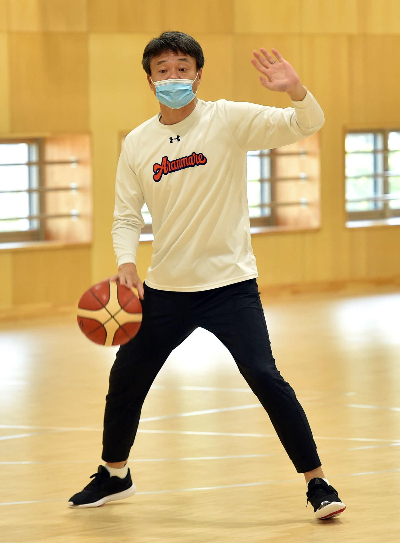 ドリブルしながら選手を指導する小嶋HC