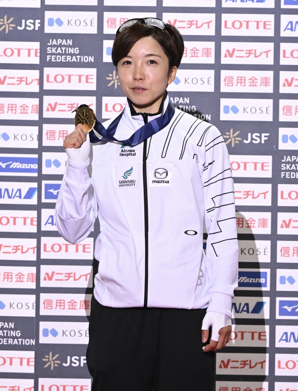 女子500メートルで優勝した小平奈緒はメダルを手にする（撮影・滝沢徹郎）