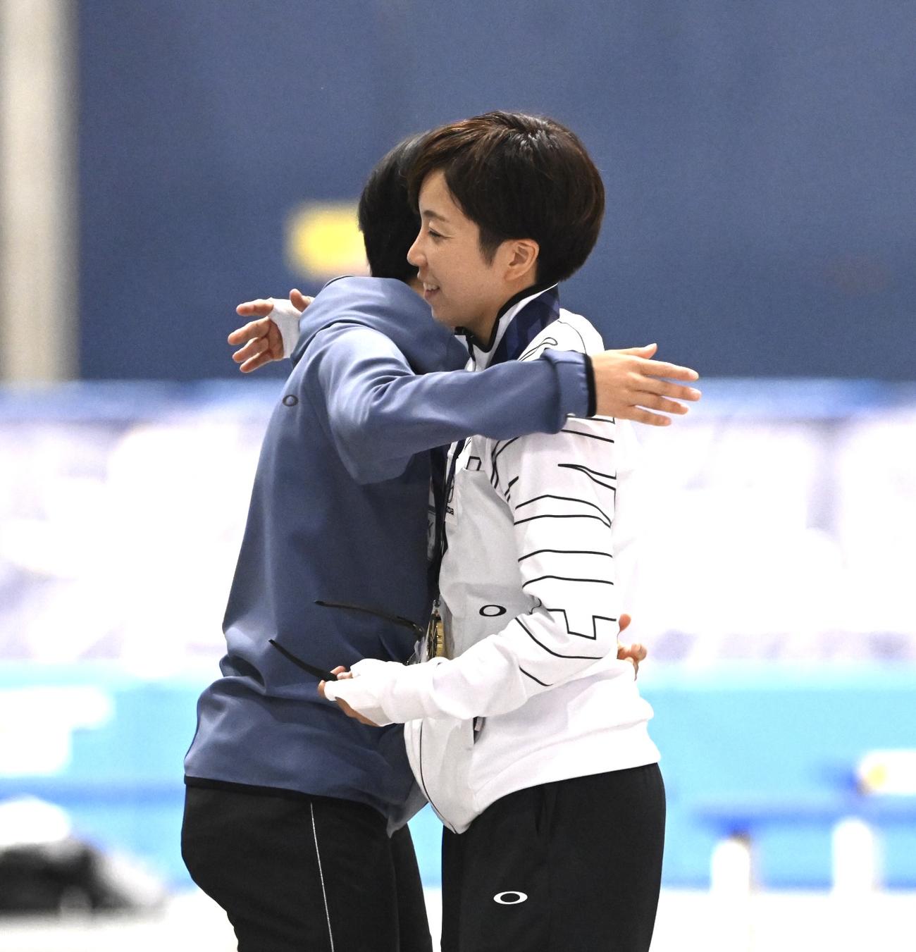 引退レースを終えた小平奈緒（右）は高木美帆と抱き合う（撮影・滝沢徹郎）