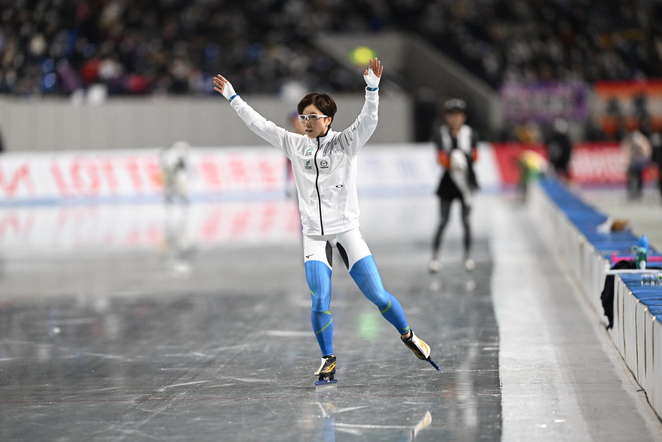 引退レースを終え客席に手を振る小平奈緒（撮影・滝沢徹郎）
