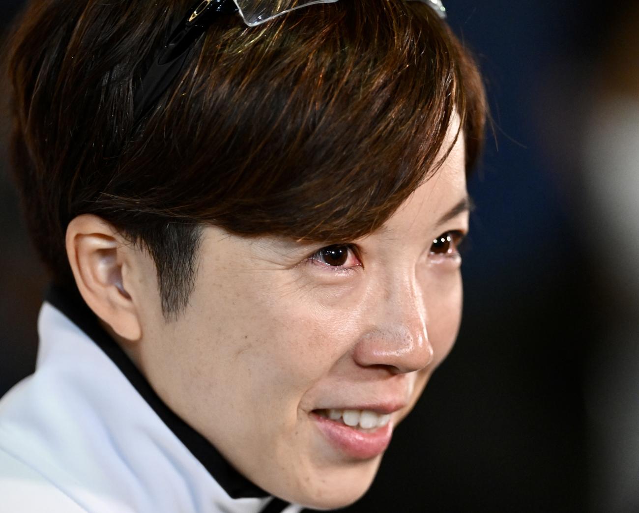 引退レースを終えた小平奈緒は目に涙を浮かべ報道陣の取材に応じる（撮影・滝沢徹郎）