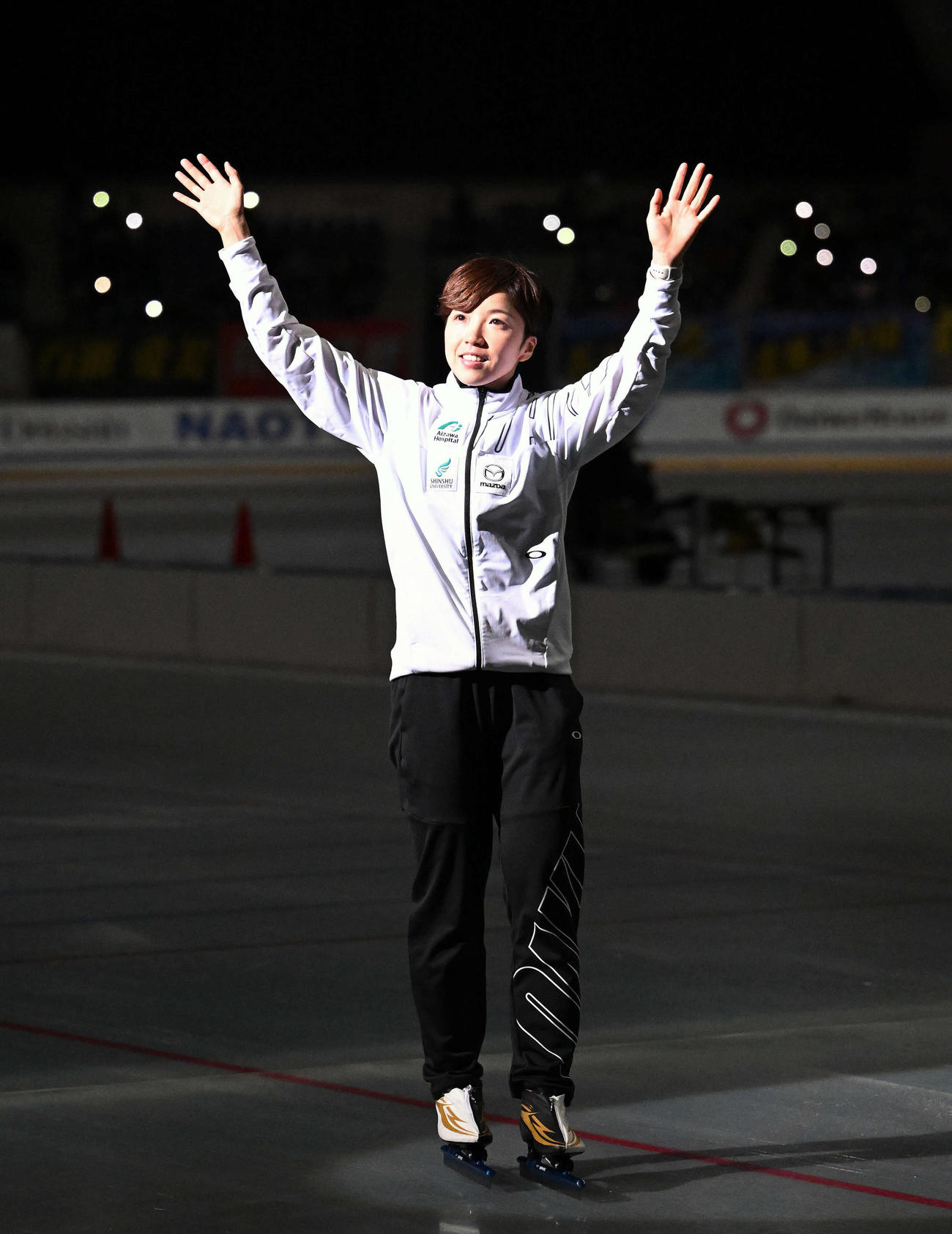 引退セレモニーでリンクを1周する小平（撮影・滝沢徹郎）