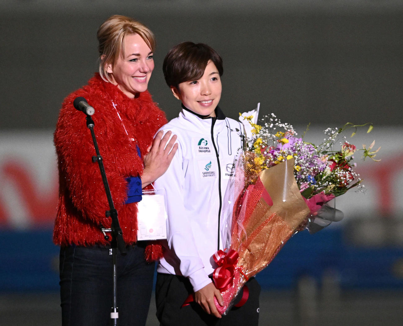 引退セレモニーでサプライズゲストのオランダのマリアンヌ・ティメルさんと記念撮影する小平（撮影・滝沢徹郎）