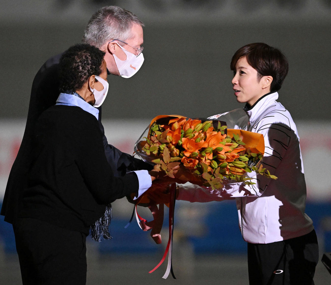 引退セレモニーでペーター・ファンデルフリート駐日オランダ大使から自身の名前がついた百合の花を受け取る小平（撮影・滝沢徹郎）