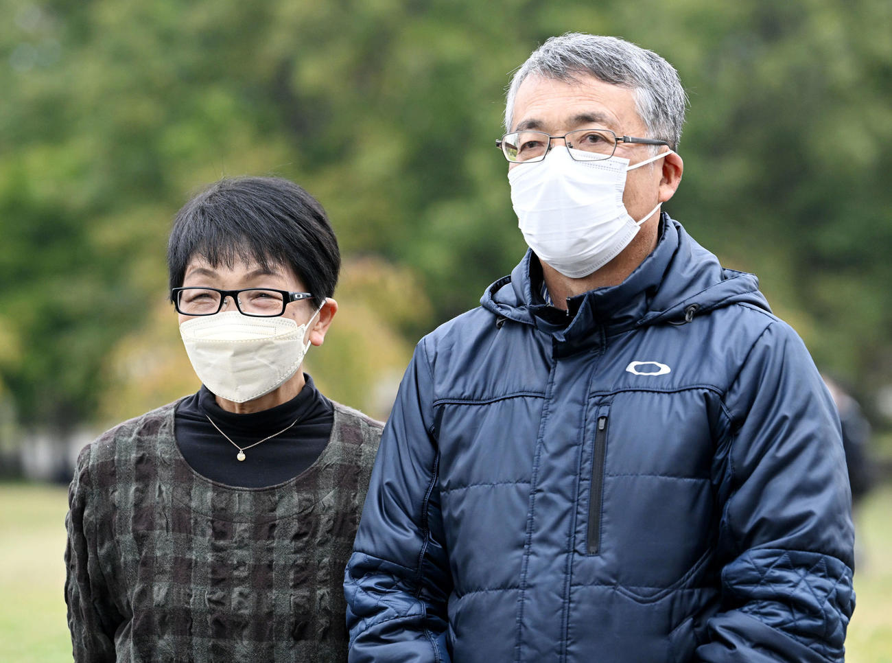 報道陣の取材に応じる小平の父愛彦さん（右）と母の光子さん（撮影・滝沢徹郎）