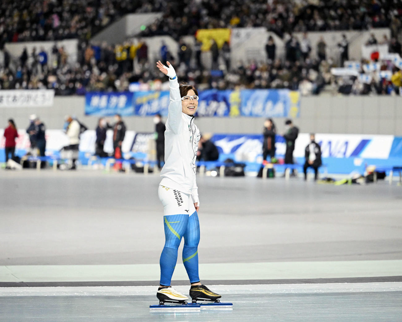 引退レースを終えた小平は会場のファンに手を振る（撮影・滝沢徹郎）