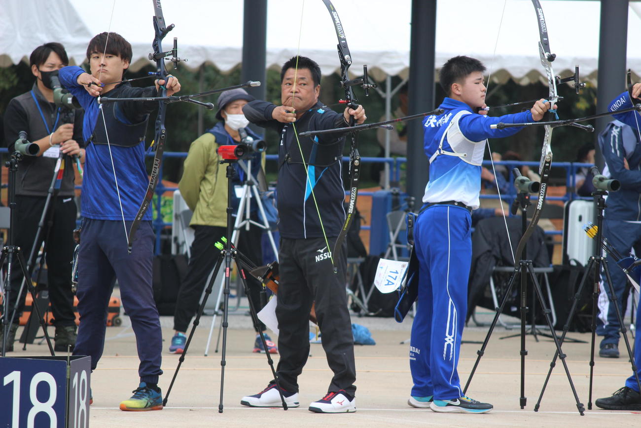 アーチェリー全日本選手権の予選ラウンドで若い選手らと競う59歳の山本博（中央）（撮影・首藤正徳）