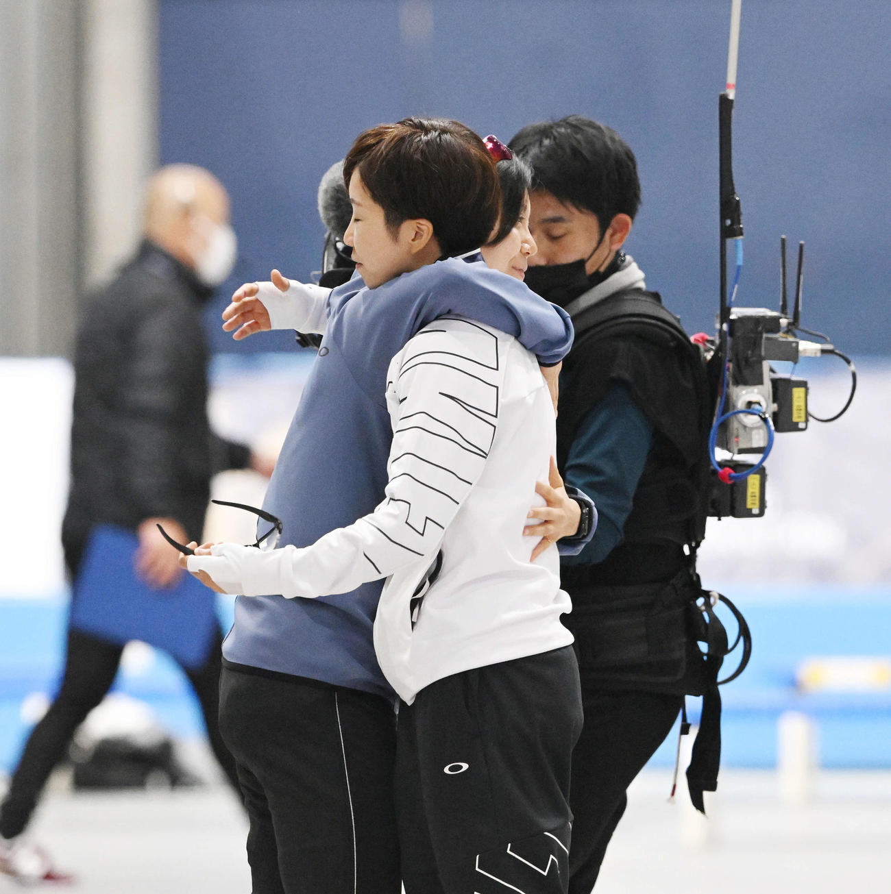 引退レースを終えた小平（右）は高木と抱き合う（撮影・滝沢徹郎）