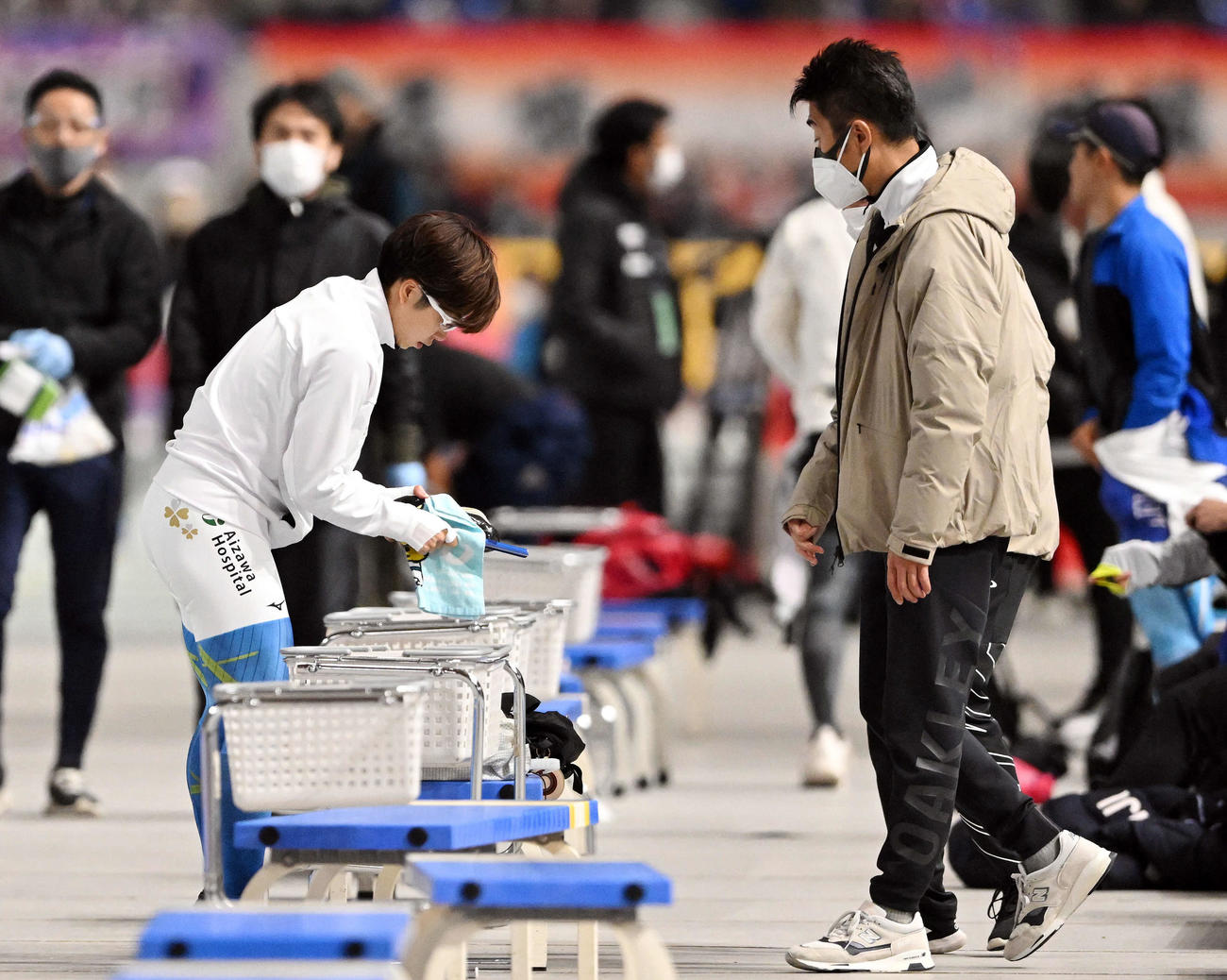 引退レースを終えスケート靴をしまう小平（左）と結城コーチ（撮影・滝沢徹郎）