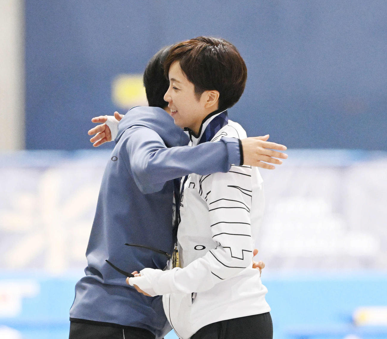 引退レースを終えた小平（右）は高木と抱き合う（撮影・滝沢徹郎）